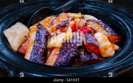 Pot chaud d'aubergines et de morue, un plat chinois préparé dans un pot en céramique chauffé Banque D'Images