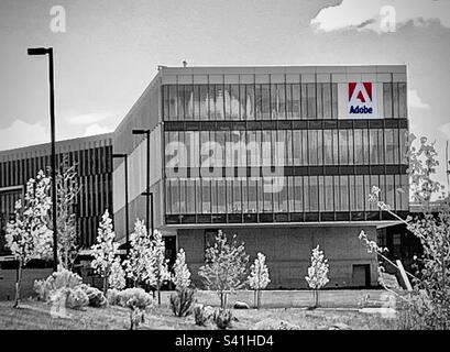 Installation Adobe construite en 2013 à Lehi, Utah, avec un total de 280 000 pieds carrés. L'image est désaturée, sauf le rouge dans le logo Adobe bien reconnaissable. Banque D'Images