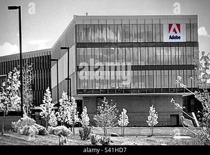 Installation Adobe construite en 2013 à Lehi, Utah, avec un total de 280 000 pieds carrés. L'image est désaturée, sauf le rouge dans le logo Adobe bien reconnaissable. Banque D'Images