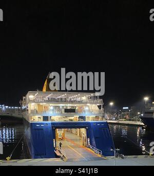 Ferry de nuit attendant le départ du Pirée, le port maritime principal d'Athènes, Grèce. C'est le plus grand port de Grèce et l'un des plus grands de l'UE. Maintenant détenu par la société chinoise COSTCO. Banque D'Images