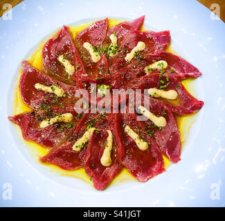 Assiette de sushis Tung tatataki au restaurant japonais Banque D'Images