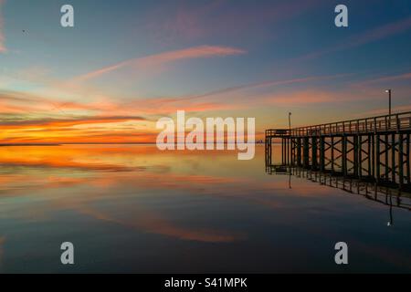 Coucher de soleil sur Mobile Bay à Daphne, Alabama, parc en bord de baie Banque D'Images