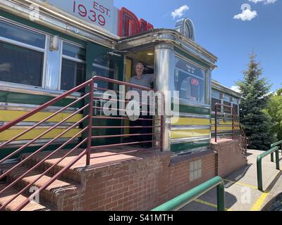 Road Island Diner, originaire de l'arrière-est de Road Island, est maintenant replanté ici à Oakley, Utah. J'adore le style art déco vintage. Banque D'Images