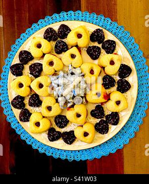 Un aperçu d'une assiette de la Saint-Valentin, de biscuits et de bonbons, disposés sur une assiette ronde. Banque D'Images
