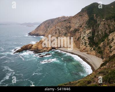 Paysages côtiers accidentés au parc régional de Sai Kung East à Hong Kong. Banque D'Images