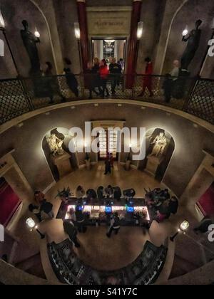 Au cours de l'intervalle en regardant le bar Rotunda dans le Theatre Royal, Drury Lane à Londres Banque D'Images