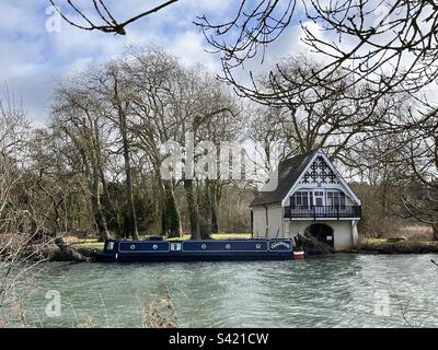 Un bateau étroit est vu amarré à côté d'une maison de bateau sur la Tamise près d'Abingdon dans l'Oxfordshire en Angleterre. Banque D'Images