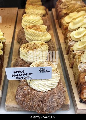 Forfaits de beignets aux pommes dans la fenêtre de la boulangerie Banque D'Images