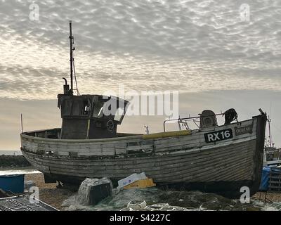 Vieux bateau de pêche en bois coincé sur la plage de Hastings dans l'est du Sussex, en Angleterre Banque D'Images
