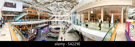 Vue panoramique sur l'intérieur d'un centre commercial Westfield à Londres, Royaume-Uni Banque D'Images