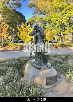 Ce bronze français d'un jeune chasseur et de son entourage, endommagé lors d'une bataille de la première Guerre mondiale, a été acheté par une famille de Beverly Hills, en Californie, comme un mémorial à leur fils qui avait été tué en action. Banque D'Images