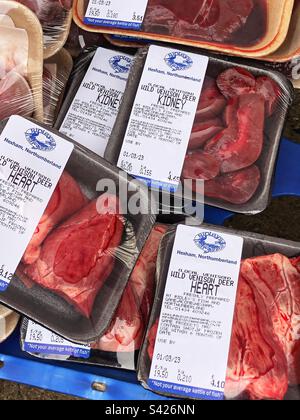 Spécialité produits de gibier sauvage et coupes de viande à vendre au marché agricole local, viande d'orgue d'animaux Wild Venison Deer Heart et Wild Venison Deer rein Banque D'Images