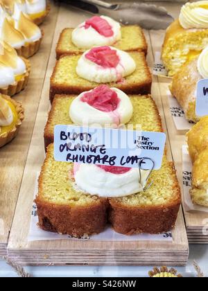 Rhubarb d'orange de sang Loaf dans la fenêtre de la boulangerie Banque D'Images