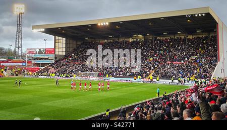 Barnsley v Derby County - 25.2.23 - les joueurs de Barnsley célèbrent avec le barreur Devante Cole, qui met le Tykes 3-1 sur le coup de la moitié du temps. Banque D'Images