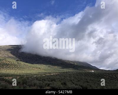 Paysage de nuages spectaculaires sur les montagnes à Andalucía Cordoba Espagne Banque D'Images