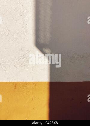 Composition minimaliste d'un mur éclairé au soleil Banque D'Images