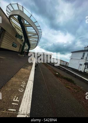 Mind the Gap - la gare rénovée de Folkestone Harbour - un site où les troupes ont quitté et sont revenues de la traversée de la Manche. Courbes de balayage. Banque D'Images