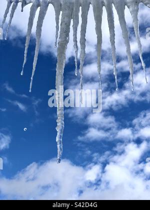 Glaçons fondus contre le ciel bleu Banque D'Images