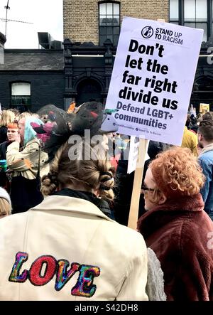 Protestation anti-droite de la communauté LGBT+ en faveur des sessions de narration Drag Queen’s tory à Honor Oak Park, Lewisham, Londres Banque D'Images