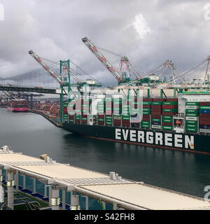 Novembre 2022, navire à conteneurs Evergreen vu d'un navire de croisière, San Pedro, Los Angeles, Californie, États-Unis Banque D'Images
