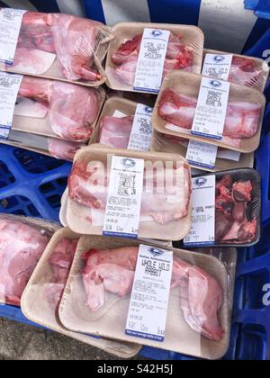 Produits de gibier sauvage de spécialité et diverses coupes de viande de lapin dans la stalle du marché agricole local Banque D'Images