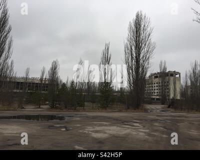 Pripyat, Polissya Hôtel et supermarché. Bâtiments abandonnés dans la zone d'exclusion de Tchernobyl, Oblast de Kiev/Kiev, Ukraine. Janvier 2020. Banque D'Images