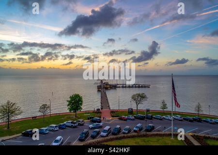 La jetée de Fairhope au coucher du soleil Banque D'Images