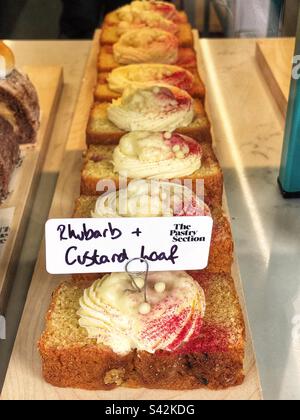 Rhubarbe et pain de Custard dans la fenêtre de la boulangerie Banque D'Images