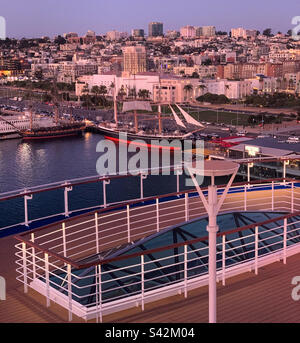 Novembre 2022, sur le navire de croisière Royal Princess à la fin d'une journée en visite à San Diego, Californie, États-Unis Banque D'Images