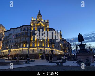 La maison où l'écrivain russe Mikhail Boulgakov a travaillé en 1920s. Sur la droite se trouve un monument à Vladimir Shukhov, qui a conçu la Tour de Shukhov. Moscou. Russie. 2 avril 2021 Banque D'Images