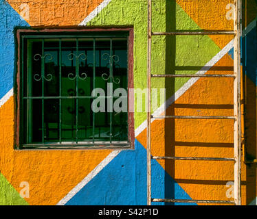 Un mur coloré à Ensenada, Basse-Californie, Mexique Banque D'Images