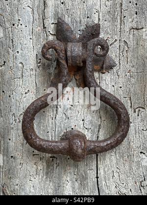 Ancien et rouillé de porte de knocker Banque D'Images