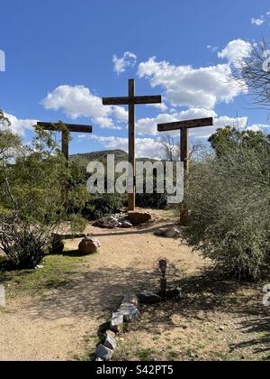 Trois croix, silhoueté, large sentier de jardin, palo verde, ciel bleu vif, Nuages moelleux, toile de fond de montagne, Canaan dans le désert, Phoenix, Arizona Banque D'Images