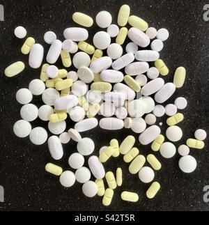 médicaments en pilules de différentes couleurs et tailles Banque D'Images