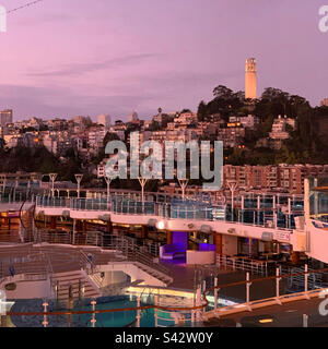 Novembre 2022, Tour Dawn Over Coit, Telegraph Hill, San Francisco, vue de la Royal Princess, de retour d'une croisière sur la côte de Californie, États-Unis Banque D'Images