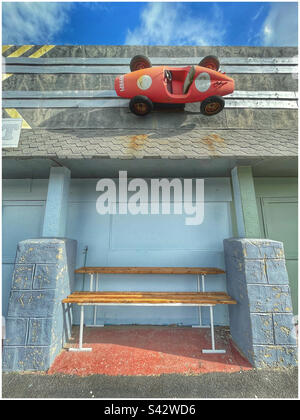 Modèle Ferrari voiture de course au-dessus d'un banc à Felixstowe Banque D'Images