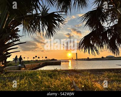 Coucher de soleil sur la baie dans Gulfport Mississippi. Banque D'Images