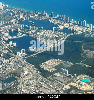 Janvier 2023, vue côtière depuis un avion descendant au-dessus de Surfside, comté de Miami-Dade, sur le chemin de Miami, Floride, États-Unis Banque D'Images