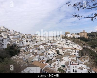 Village andalou Setenil de las bogedas en Espagne Banque D'Images
