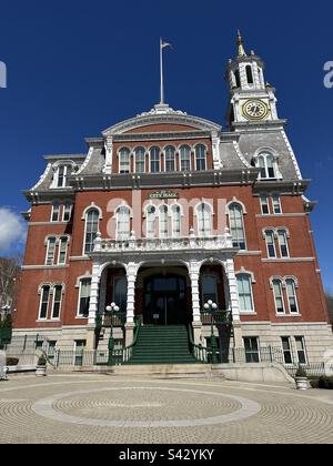 Hôtel de ville de Norwich niché sur une pente dans une partie vallonnée du centre-ville. Situé à Norwich, Connecticut, États-Unis. Banque D'Images