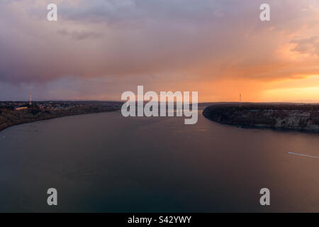 Vue aérienne du pont de Tacoma Narrows au coucher du soleil Banque D'Images
