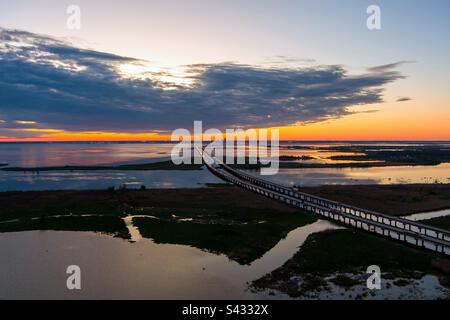 Mobile Bay et pont de l'Interstate 10 au coucher du soleil Banque D'Images