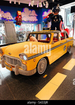 Taxi-contrôleur pleine grandeur en briques de plastique Legos dans le magasin Lego du Rockefeller Center, sur Fifth Avenue, 2023, New York City, Etats-Unis Banque D'Images