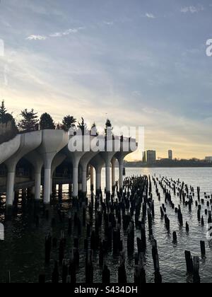 Vue sur la petite île de New York avec des poteaux en bois dans l'eau. Photo prise à New York en décembre 2022 Banque D'Images