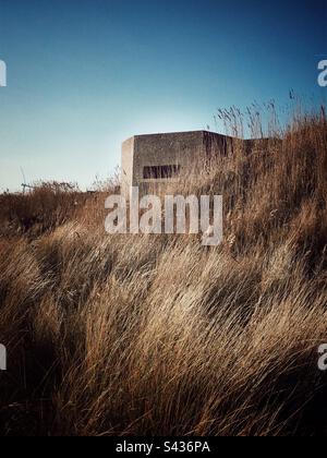 Un poste de mitrailleuse ou un bunker désaffecté de la Seconde Guerre mondiale à Bridlington sur les plages de la côte nord-est de l'Angleterre Banque D'Images