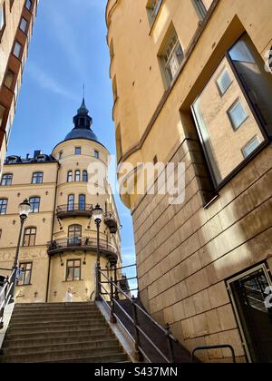 Les magnifiques extérieurs peints orange et jaune ombrageux des bâtiments traditionnels sur les rues étroites de la vieille ville de Stockholm Gamla Stan en Suède Banque D'Images