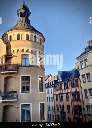 Les magnifiques extérieurs peints orange et jaune ombrageux des bâtiments traditionnels sur les rues étroites de la vieille ville de Stockholm Gamla Stan en Suède Banque D'Images