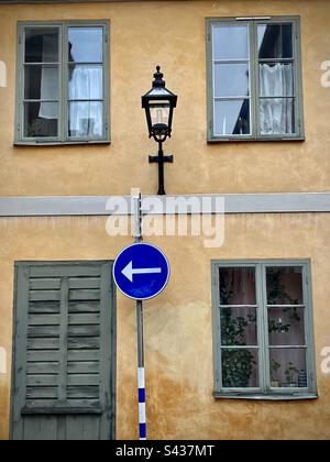 Détails de la maison de la belle ombre orange et jaune peint extérieur de bâtiments traditionnels sur les rues étroites de la vieille ville de Stockholm Gamla Stan en Suède Banque D'Images