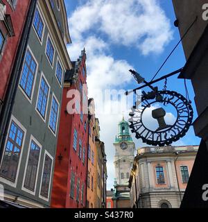 Les magnifiques extérieurs peints rouge, vert, orange et jaune des bâtiments traditionnels dans les rues étroites de la vieille ville de Stockholm Gamla Stan en Suède Banque D'Images