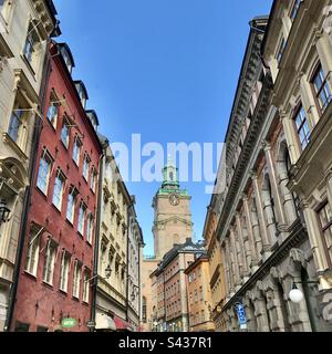 Les beaux extérieurs peints en rouge, orange et jaune des bâtiments traditionnels sur les rues étroites de la vieille ville de Stockholm Gamla Stan en Suède Banque D'Images